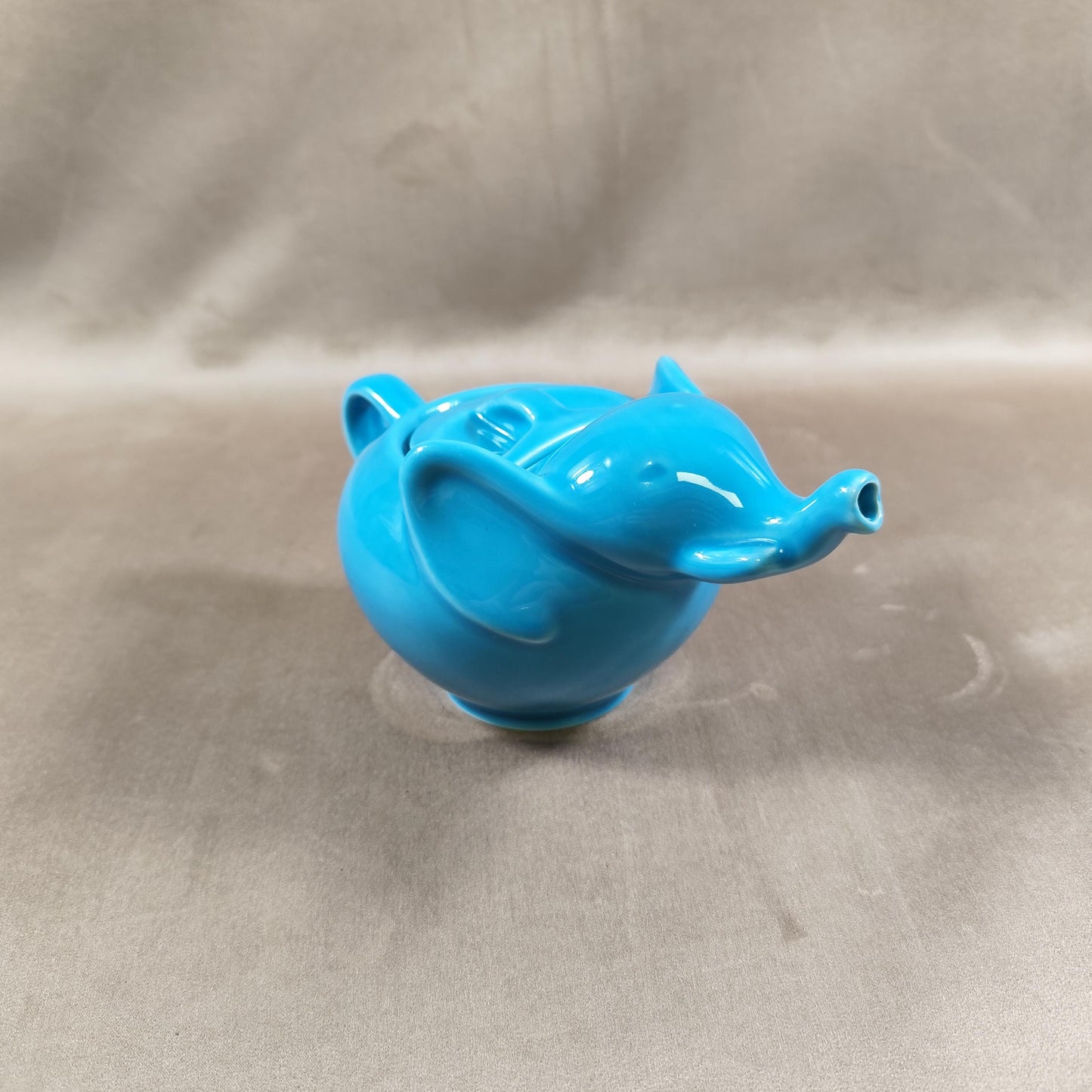 Théière Publicitaire en forme d'éléphant Lipton en céramique bleu Made in France Vintage 1980