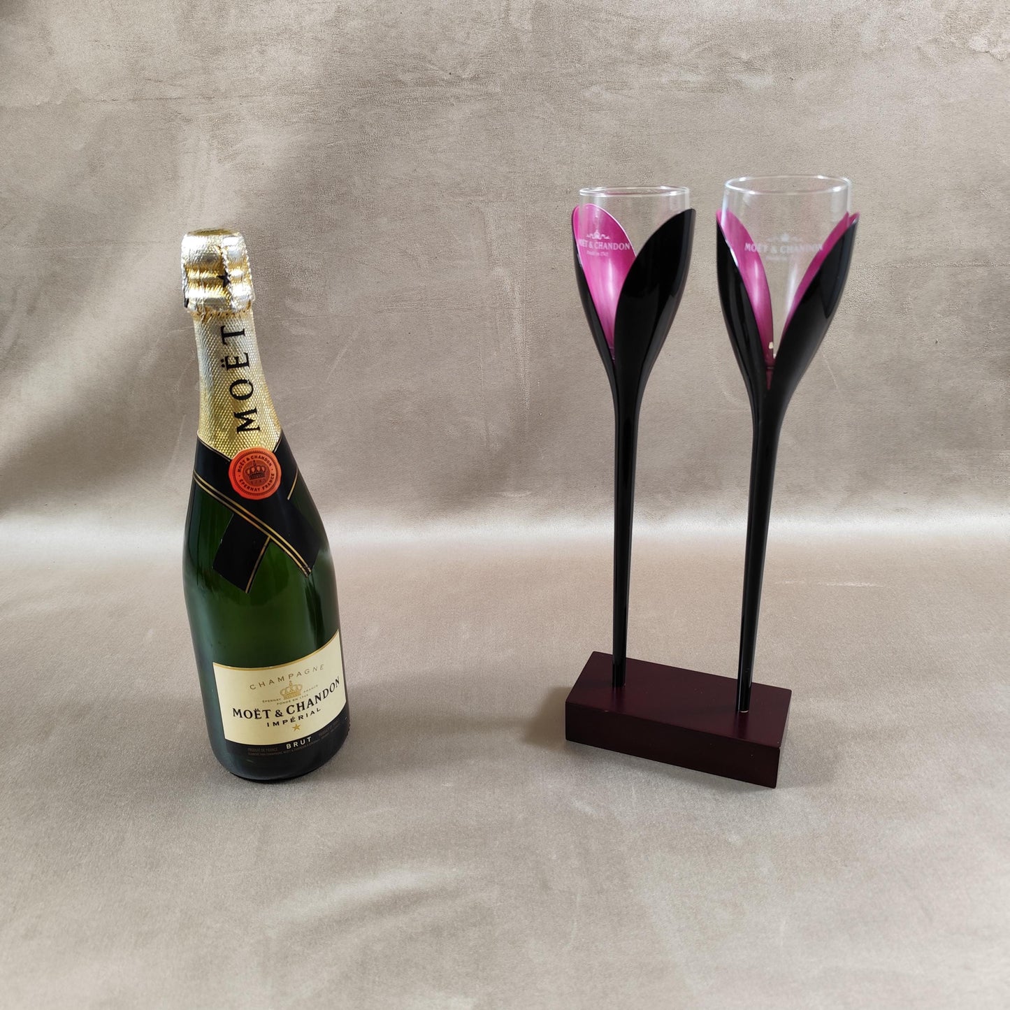 RARE Porte flûte 2 coupes à Champagne Moet et Chandon en forme de fleurs en plastique Made in France Vintage 1980