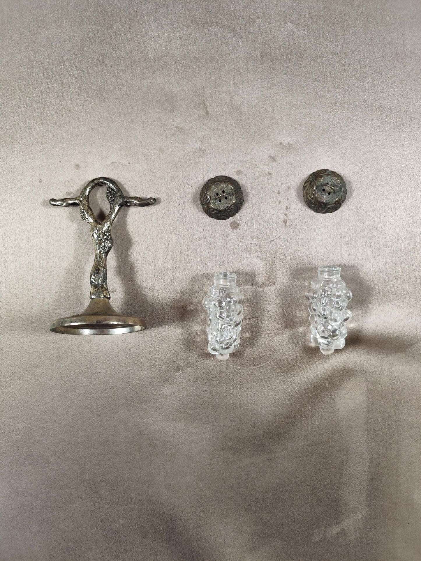 Salière et poivrière en métal argenté et verre forme grappe raisin Made in France Vintage 1950