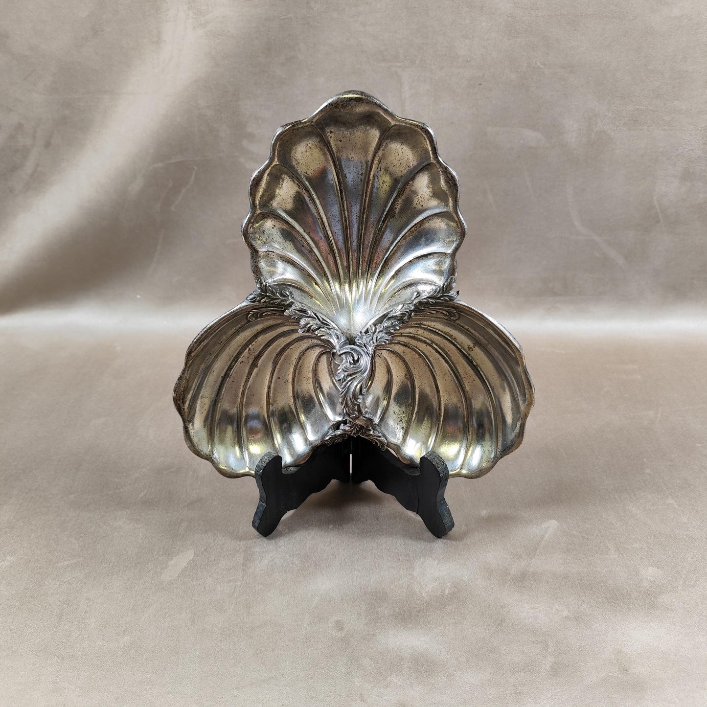 Plat apéritif en forme de coquillage en métal Made in France Vintage 1970