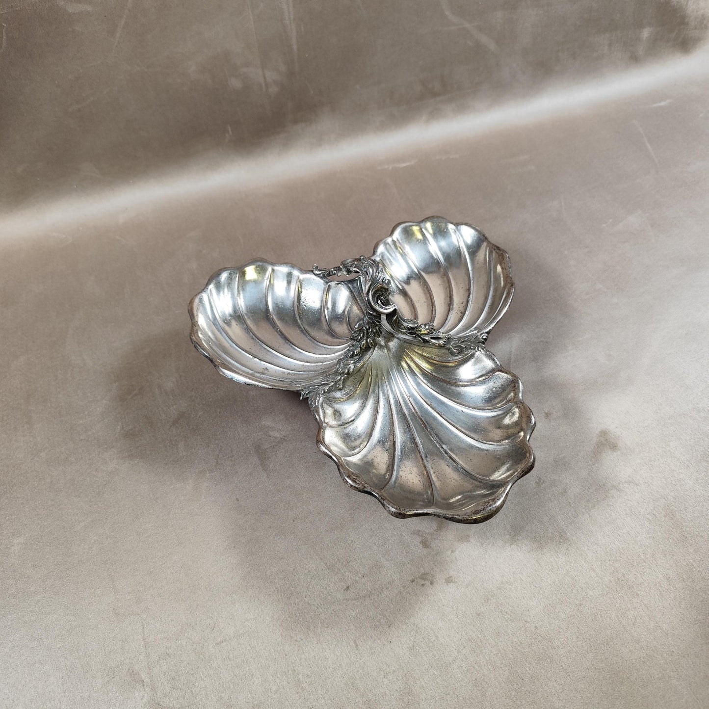 Plat apéritif en forme de coquillage en métal Made in France Vintage 1970