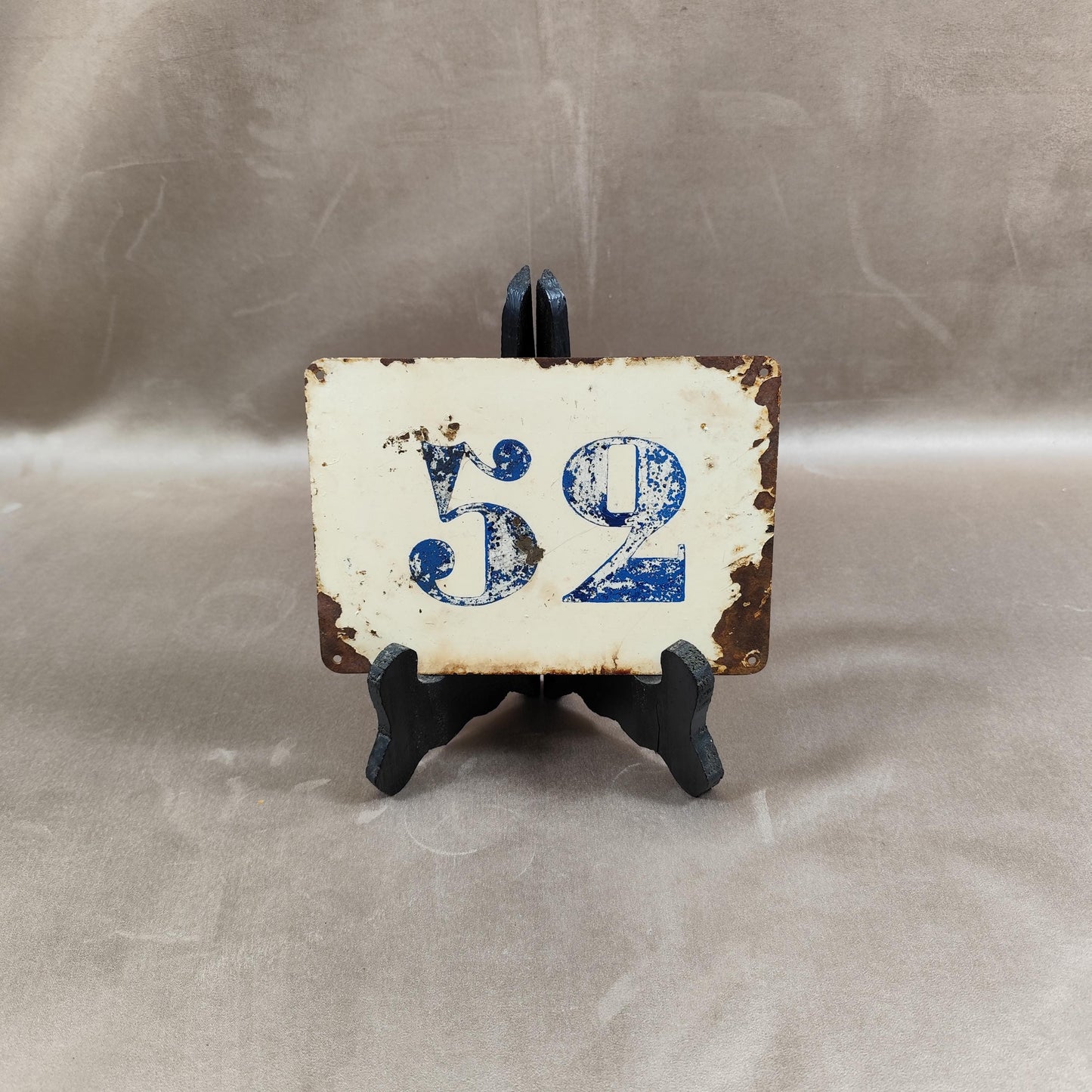 RARE Plaque de rue de ville Française Numéro 52 en tôle émaillée blanche Made in France Vintage 1950