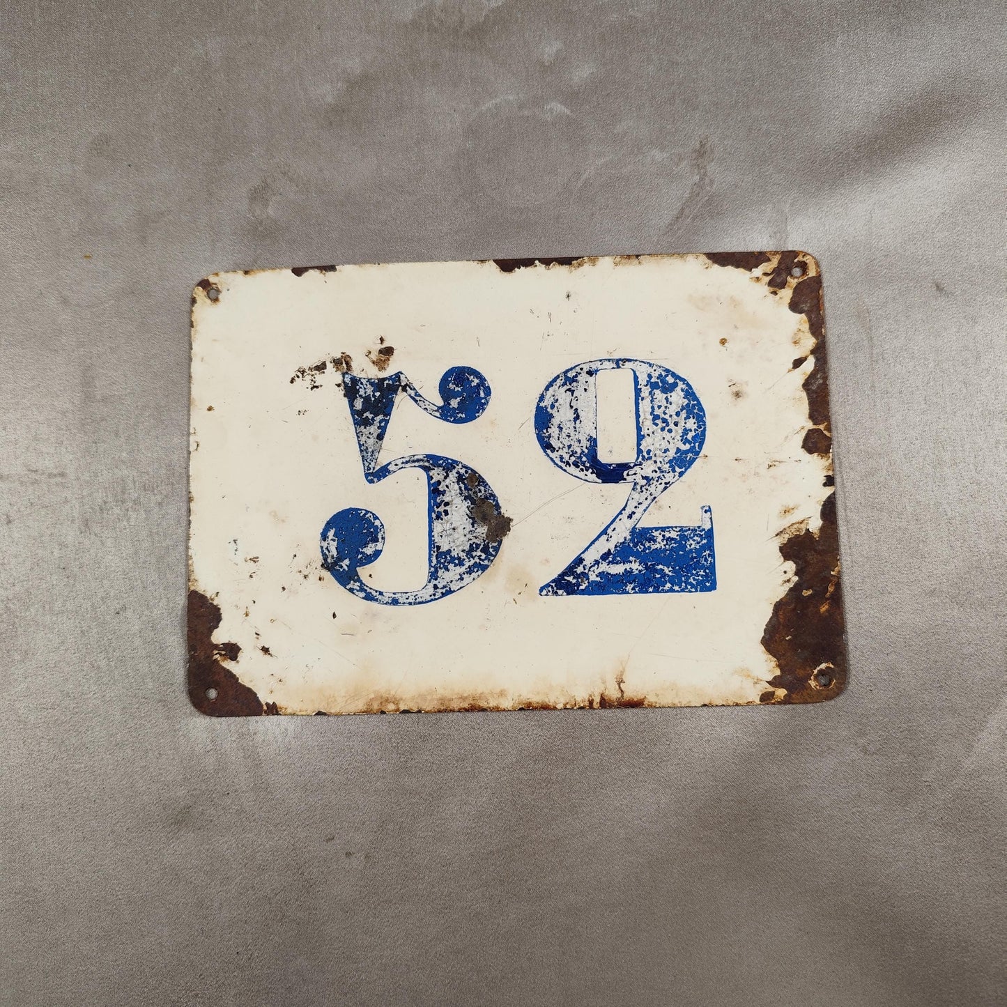 RARE Plaque de rue de ville Française Numéro 52 en tôle émaillée blanche Made in France Vintage 1950