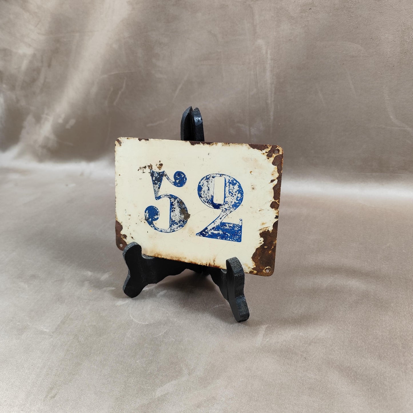 RARE Plaque de rue de ville Française Numéro 52 en tôle émaillée blanche Made in France Vintage 1950