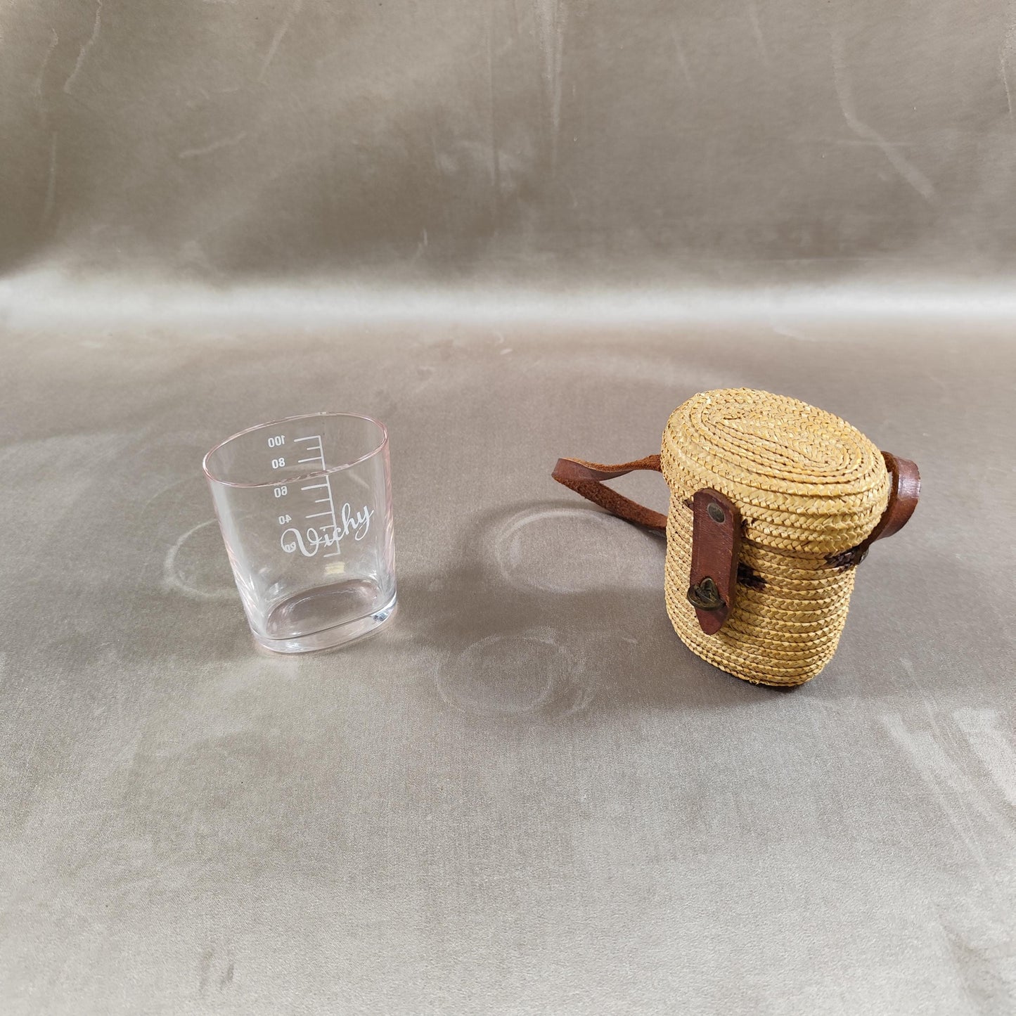 Verre à eau de curiste gravé VICHY avec graduations dans son étui en paille tressée avec lanière et fermoir en cuir Vintage 1950