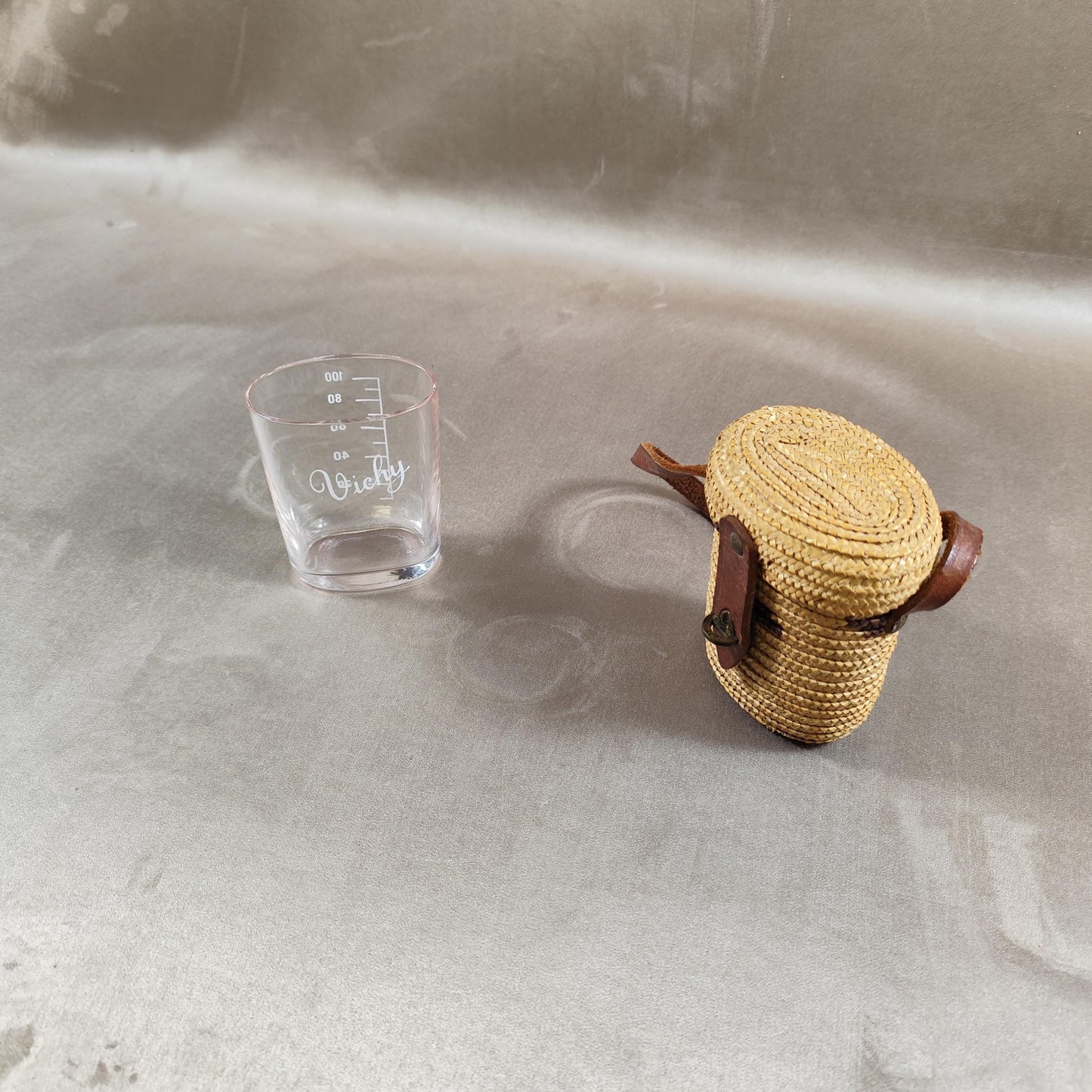 Verre à eau de curiste gravé VICHY avec graduations dans son étui en paille tressée avec lanière et fermoir en cuir Vintage 1950