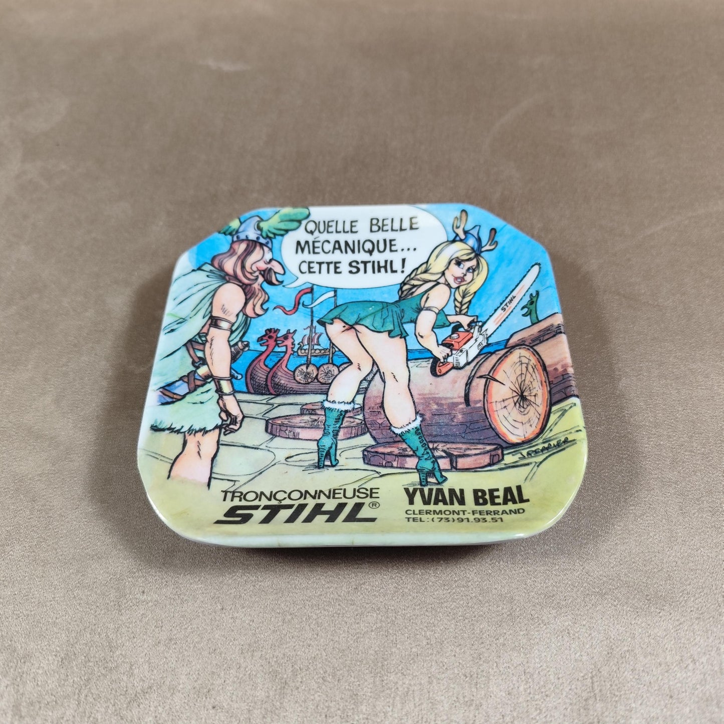 Cendrier vide poche Publicitaire Humoristique Tronçonneuse Stihl dessin viking par J.Perrier Made in France Vintage 1980