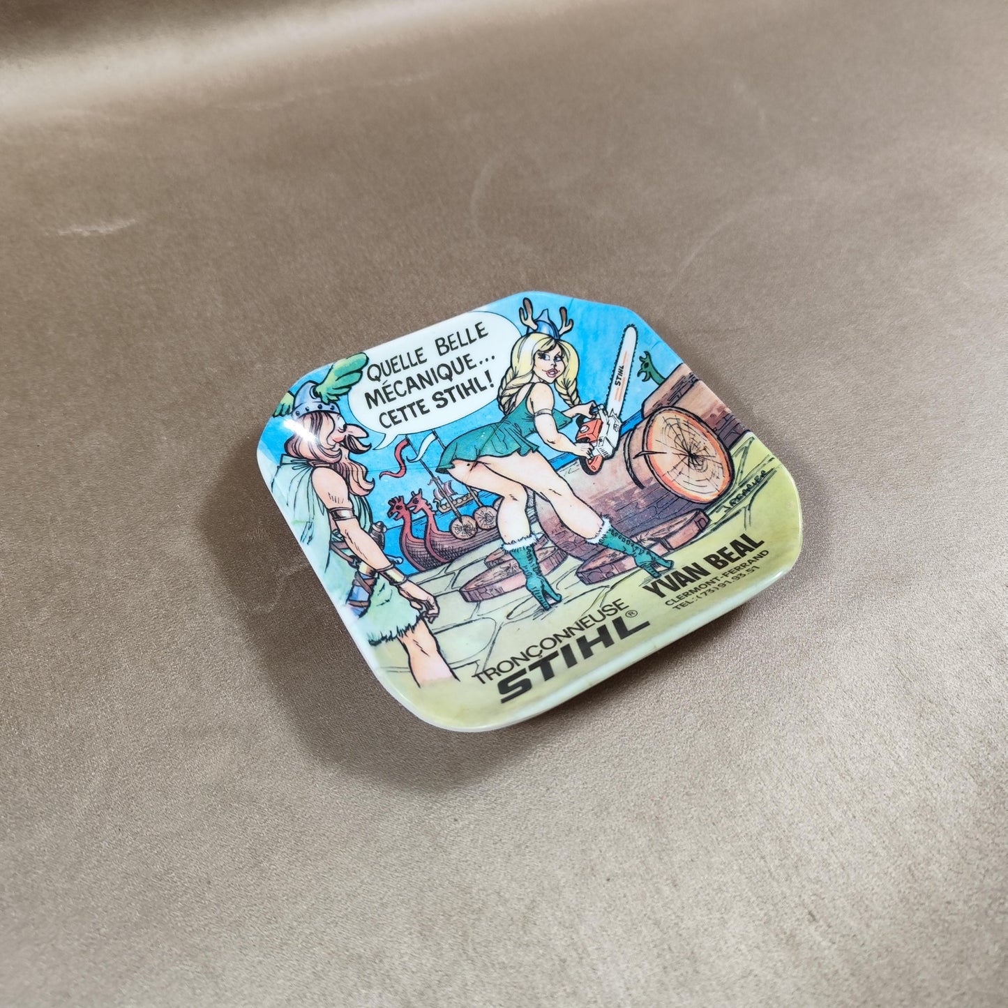 Cendrier vide poche Publicitaire Humoristique Tronçonneuse Stihl dessin viking par J.Perrier Made in France Vintage 1980