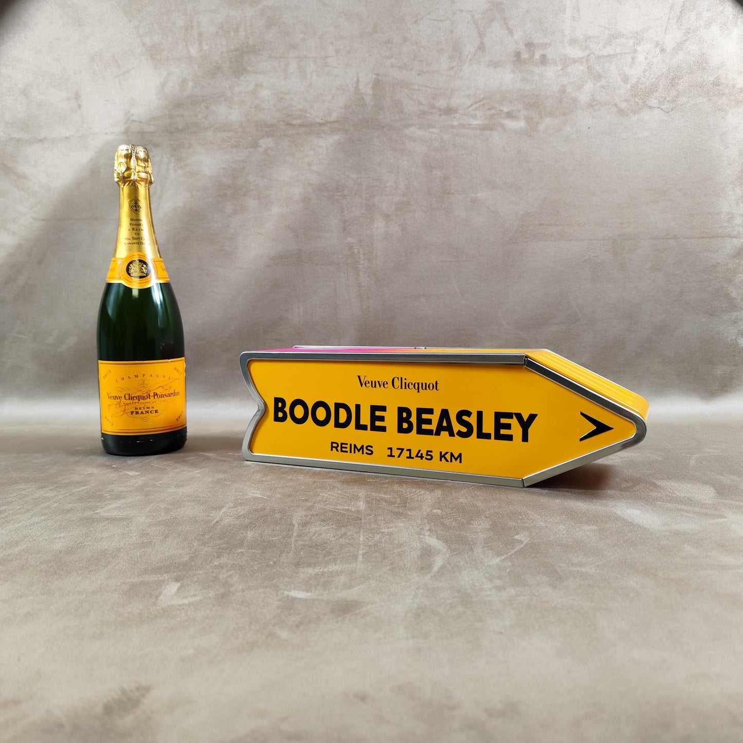 RARE Veuve Clicquot boite en métal "Follow Your Sun" panneau flèche BOODLE BEASLEY Made in France Vintage 1990