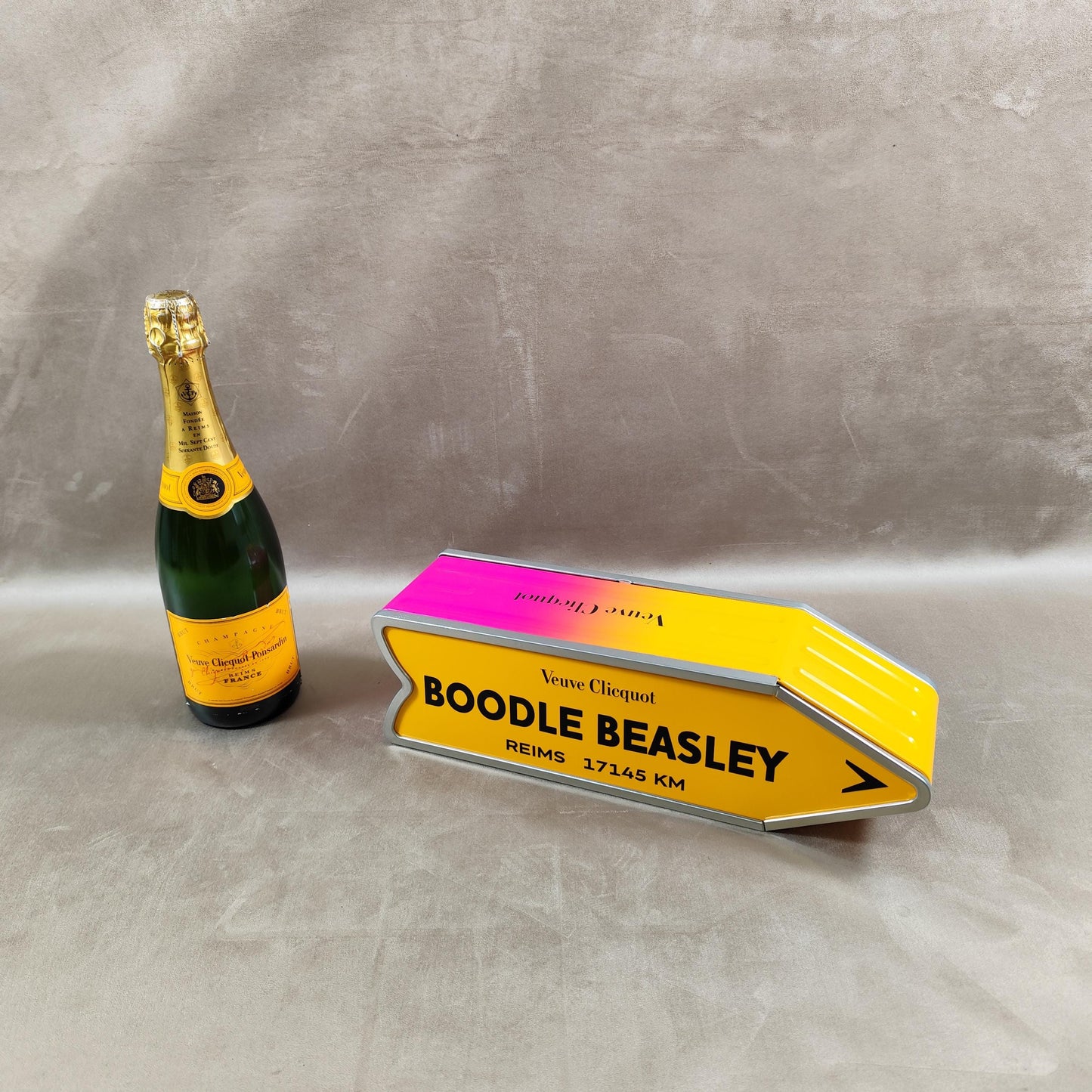 RARE Veuve Clicquot boite en métal "Follow Your Sun" panneau flèche BOODLE BEASLEY Made in France Vintage 1990