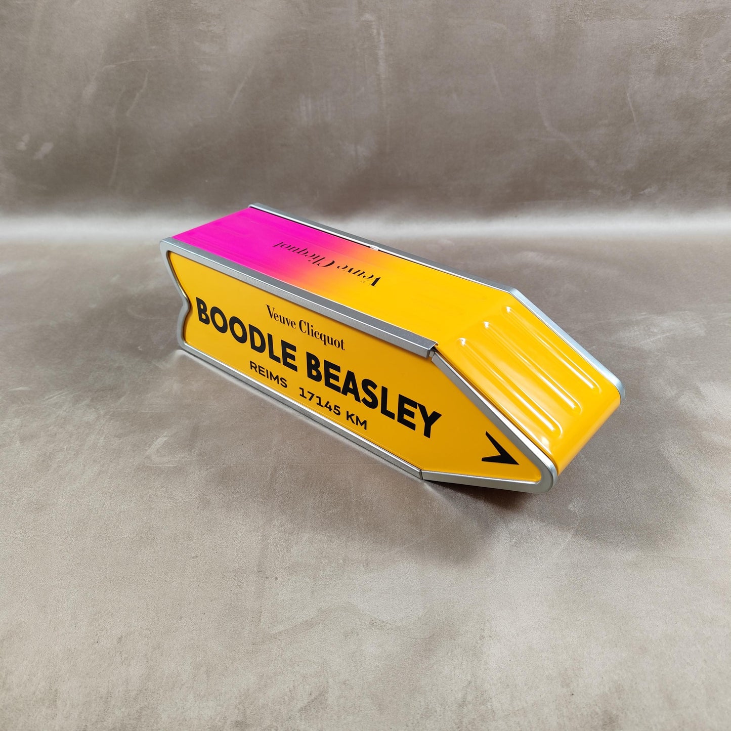 RARE Veuve Clicquot boite en métal "Follow Your Sun" panneau flèche BOODLE BEASLEY Made in France Vintage 1990