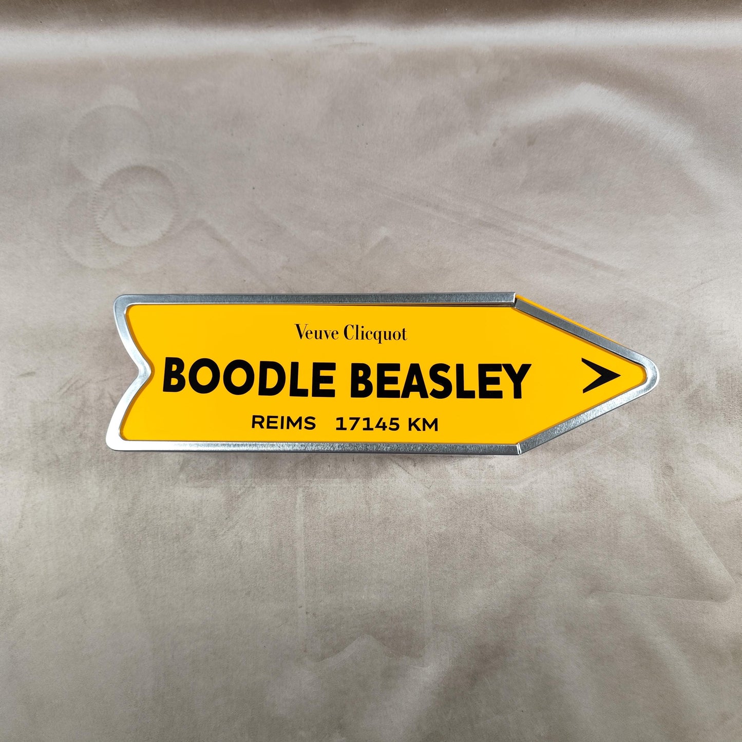 RARE Veuve Clicquot boite en métal "Follow Your Sun" panneau flèche BOODLE BEASLEY Made in France Vintage 1990