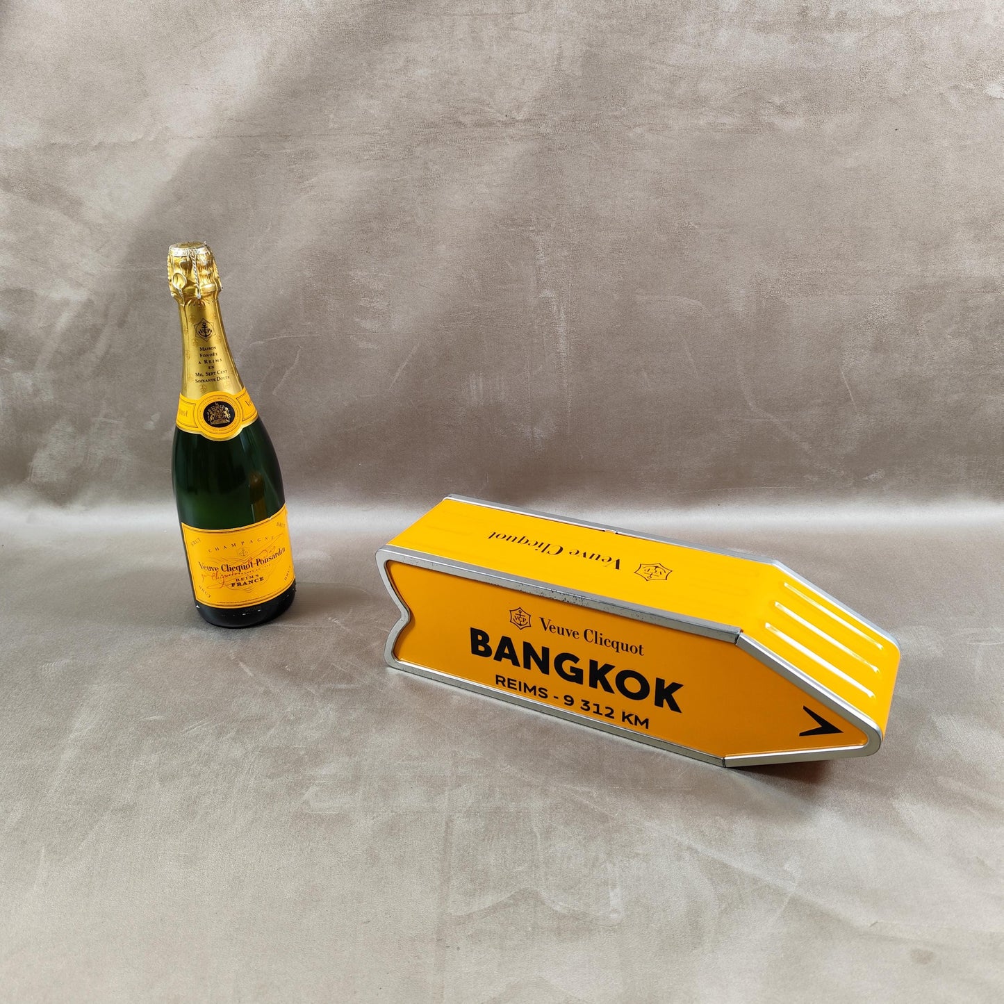 RARE Veuve Clicquot boite en métal orange panneau flèche BANGKOK Made in France Vintage 1990