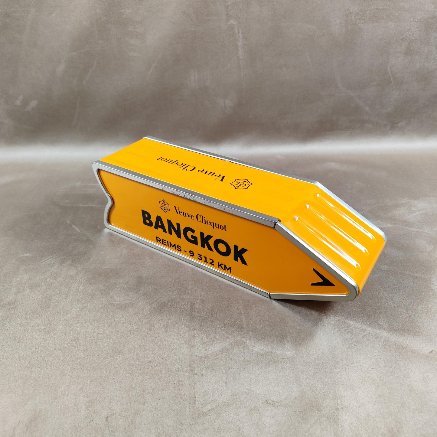 RARE Veuve Clicquot boite en métal orange panneau flèche BANGKOK Made in France Vintage 1990