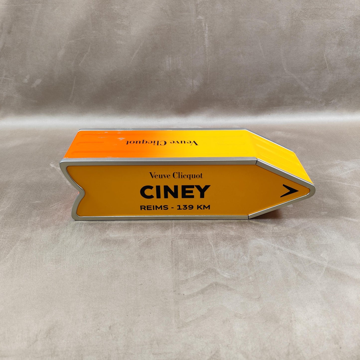 RARE Veuve Clicquot boite en métal "Follow Your Sun" panneau flèche CINEY Made in France Vintage 1990