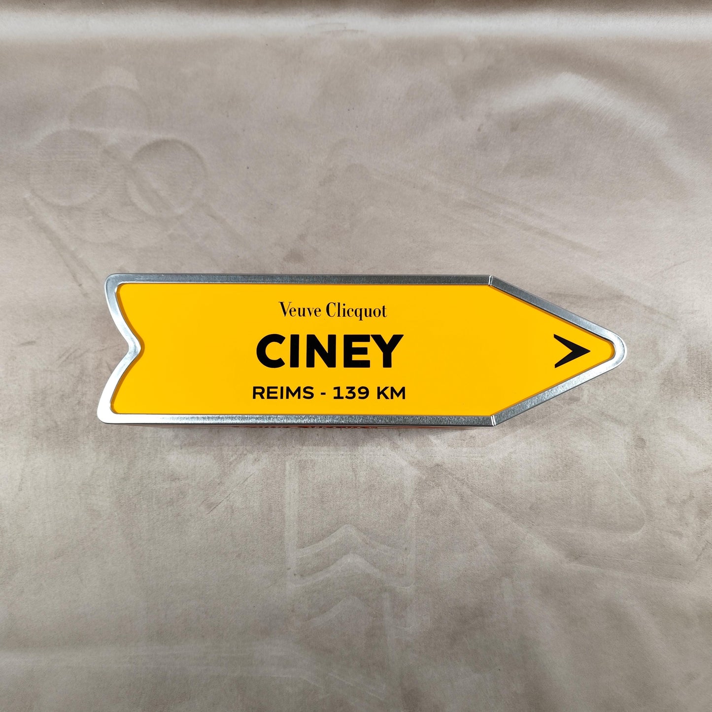 RARE Veuve Clicquot boite en métal "Follow Your Sun" panneau flèche CINEY Made in France Vintage 1990