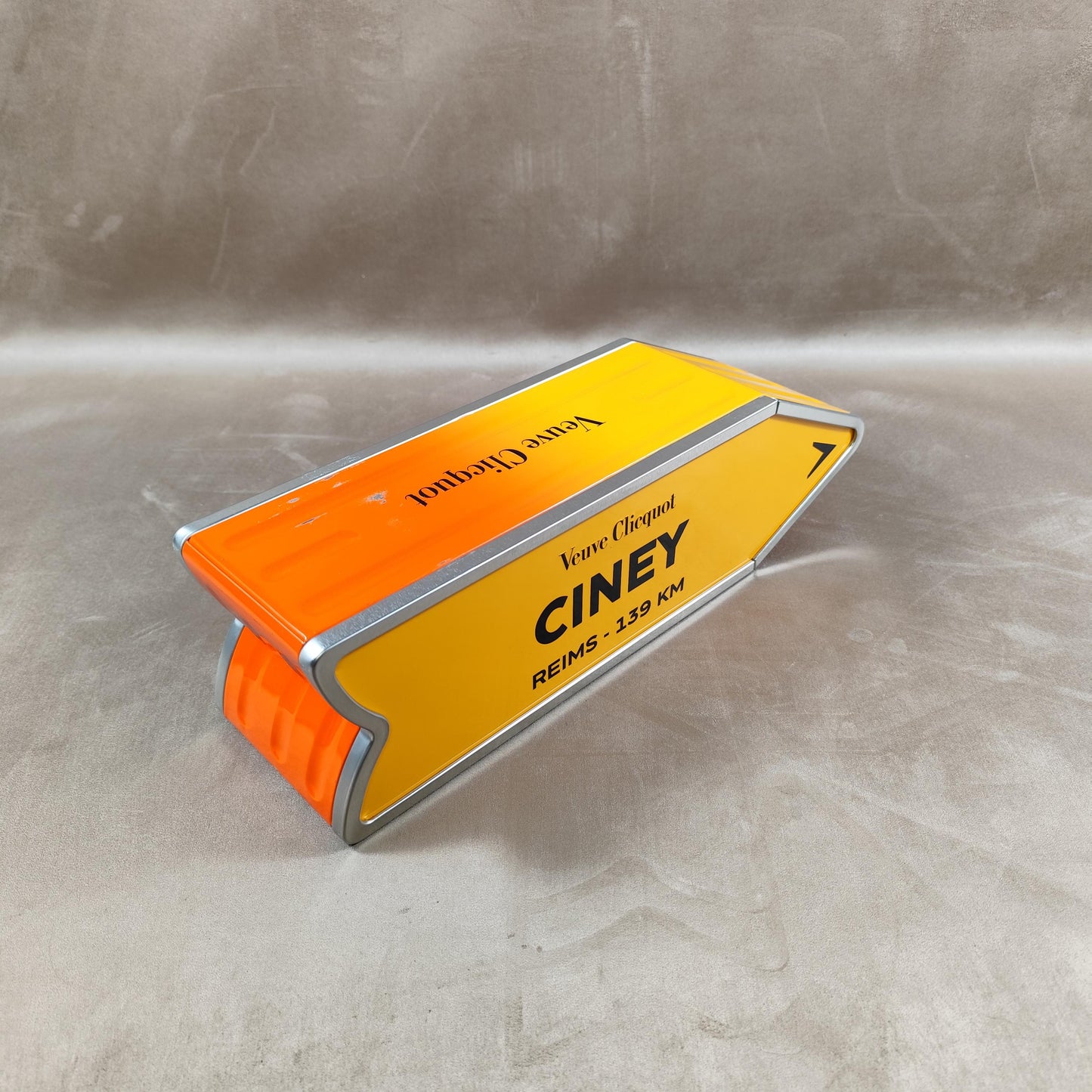 RARE Veuve Clicquot boite en métal "Follow Your Sun" panneau flèche CINEY Made in France Vintage 1990