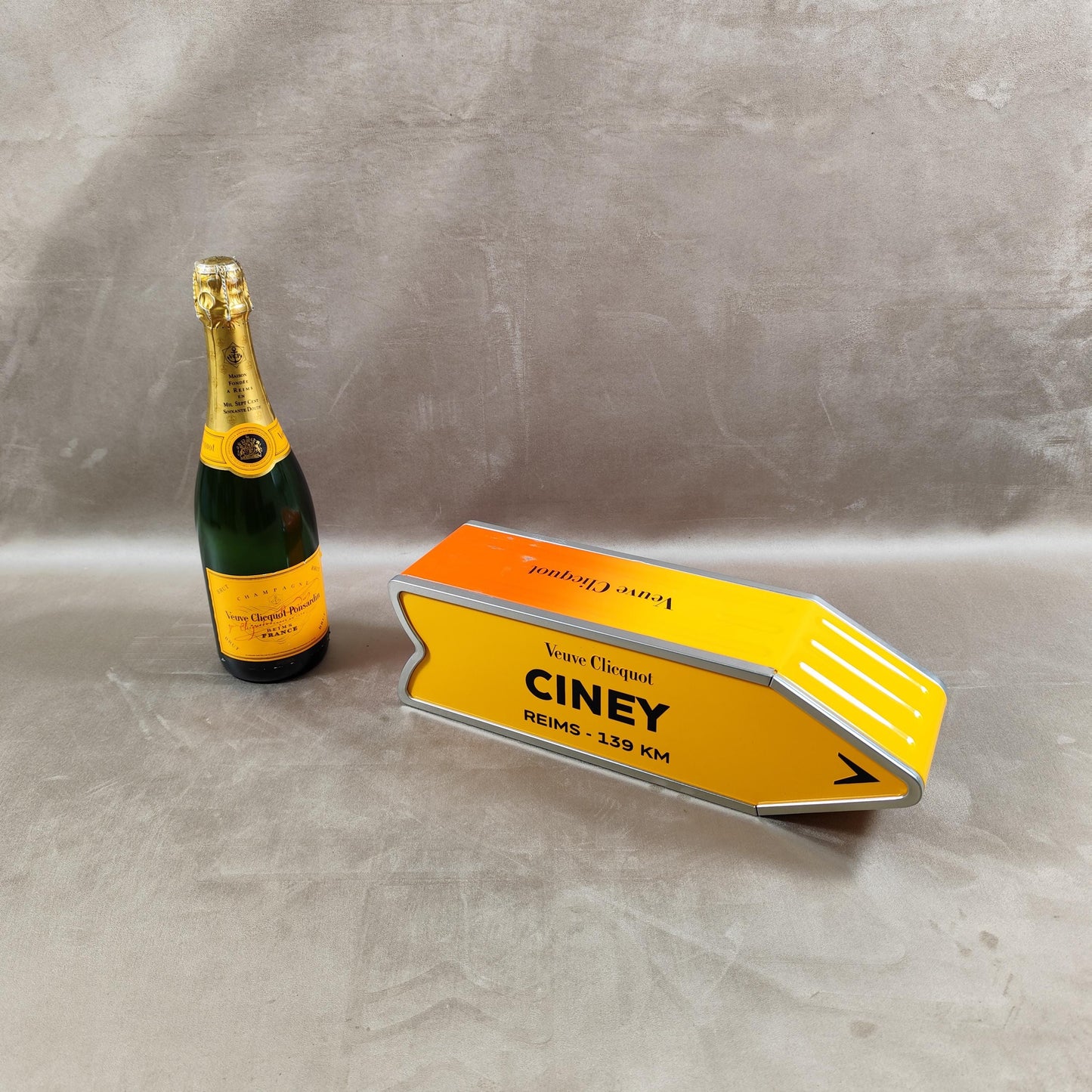 RARE Veuve Clicquot boite en métal "Follow Your Sun" panneau flèche CINEY Made in France Vintage 1990