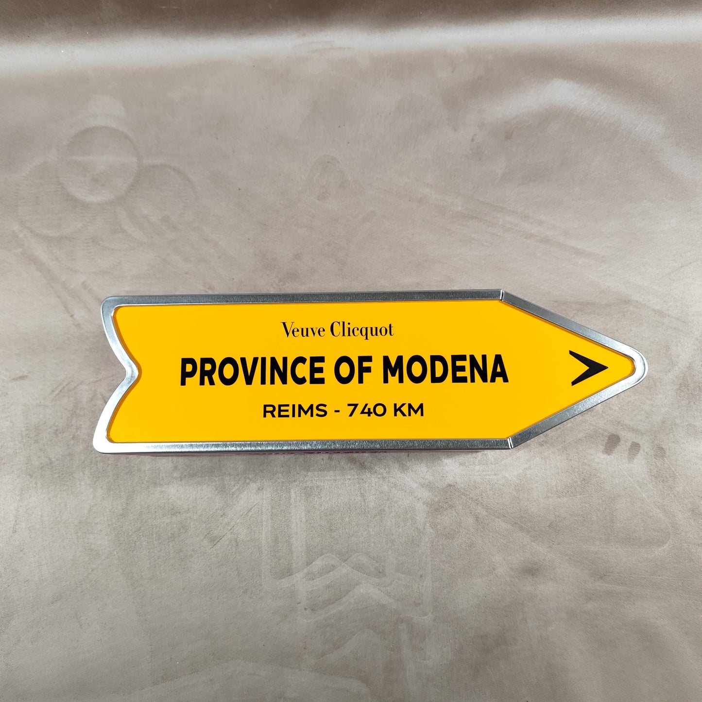 RARE Veuve Clicquot boite en métal "Follow Your Sun" panneau flèche PROVINCE of MODENA Made in France Vintage 1990