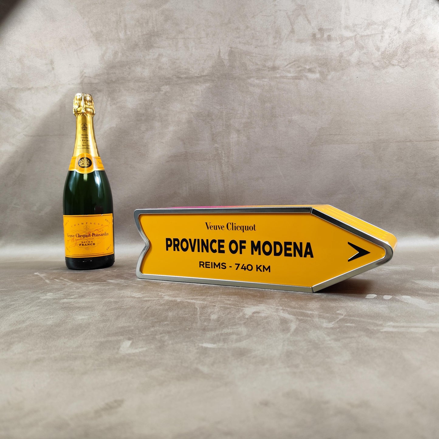 RARE Veuve Clicquot boite en métal "Follow Your Sun" panneau flèche PROVINCE of MODENA Made in France Vintage 1990