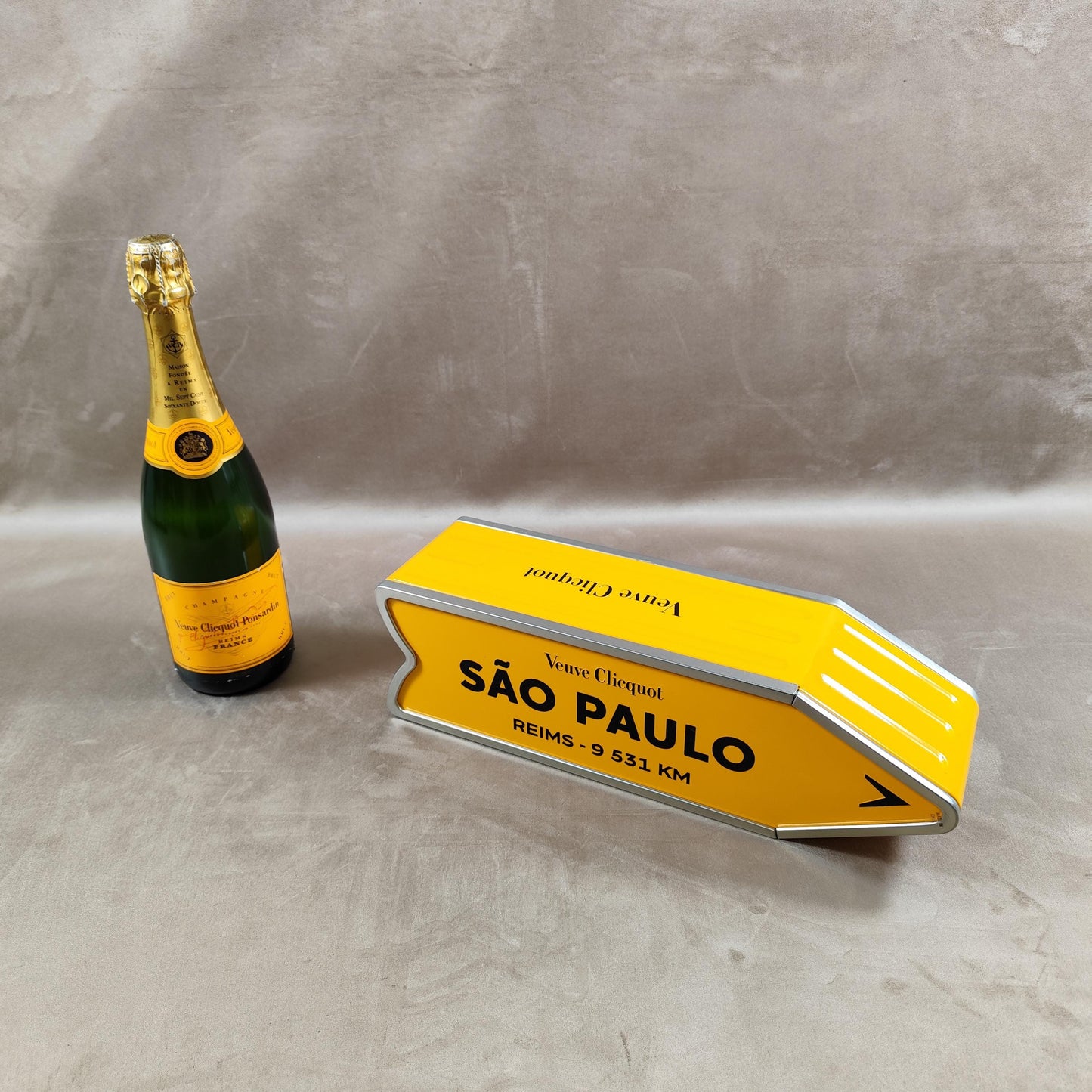 RARE Veuve Clicquot boite en métal orange panneau flèche SAO PAULO Made in France Vintage 1990