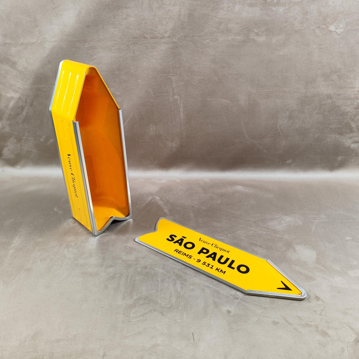 RARE Veuve Clicquot boite en métal orange panneau flèche SAO PAULO Made in France Vintage 1990