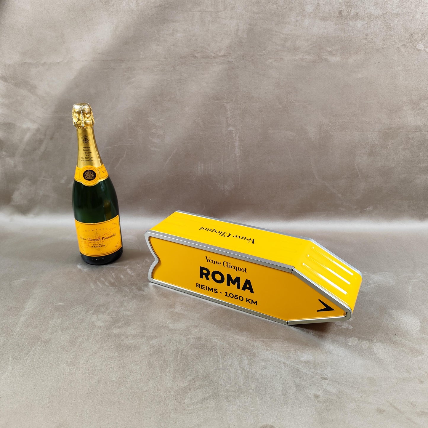 RARE Veuve Clicquot boite en métal orange panneau flèche ROMA Made in France Vintage 1990