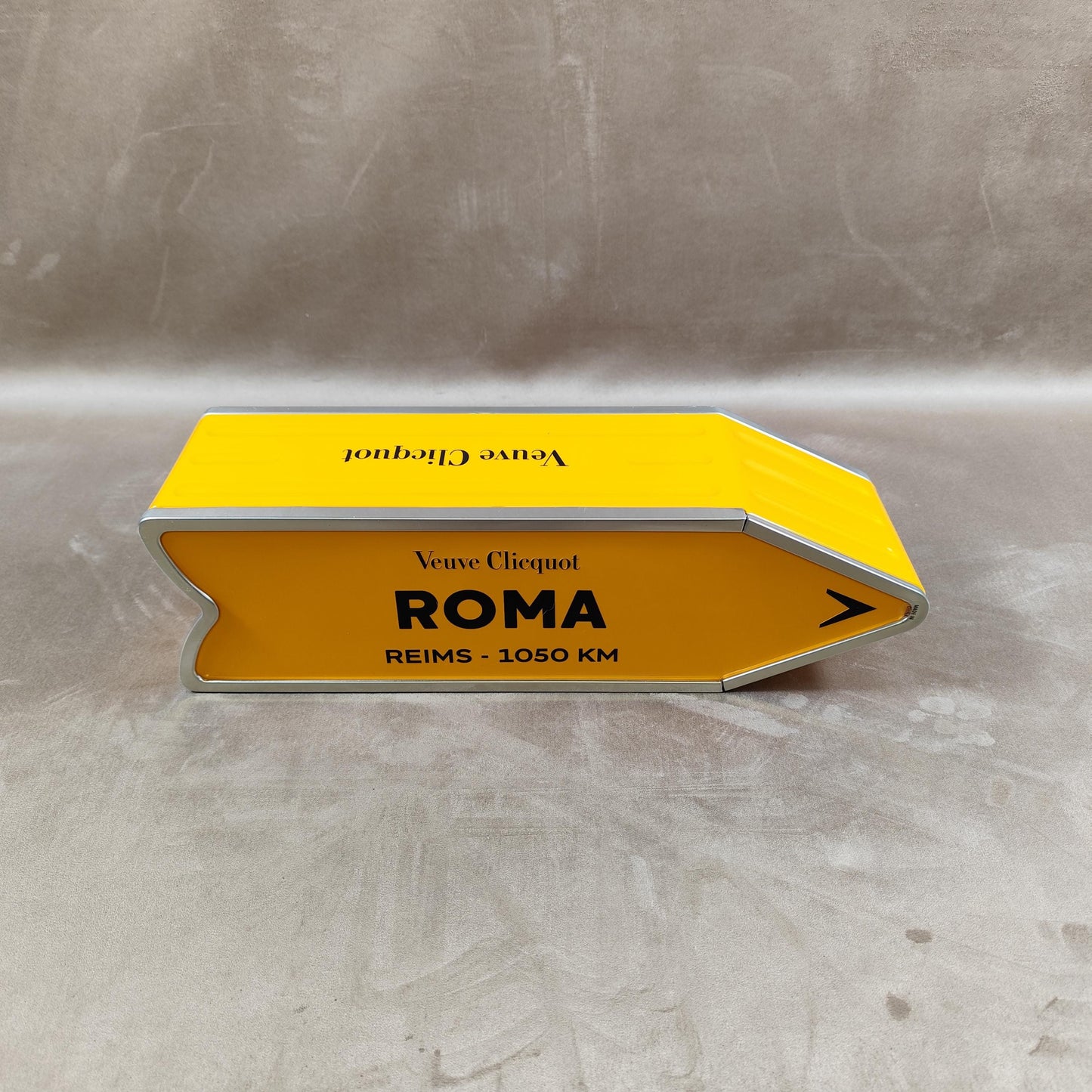 RARE Veuve Clicquot boite en métal orange panneau flèche ROMA Made in France Vintage 1990