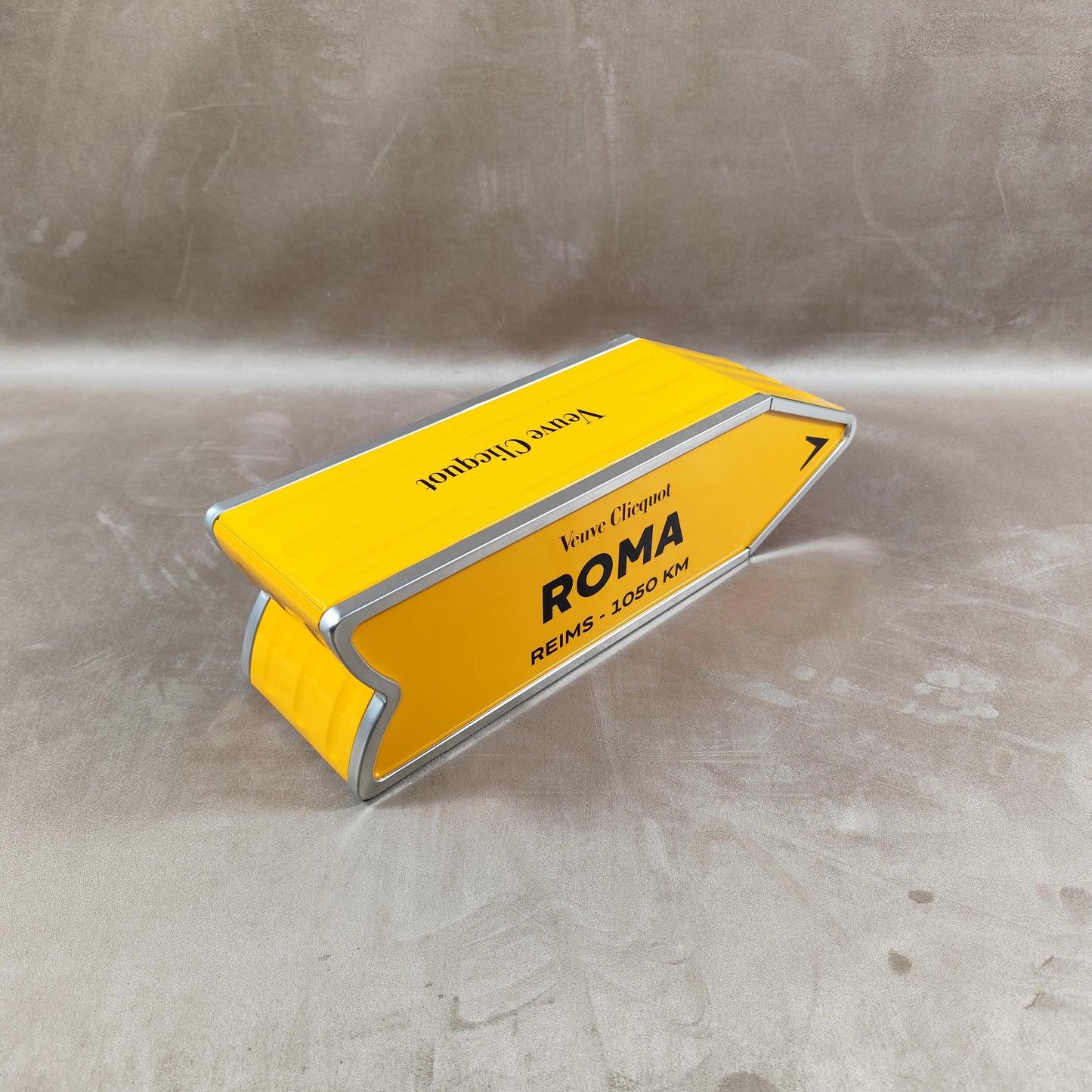 RARE Veuve Clicquot boite en métal orange panneau flèche ROMA Made in France Vintage 1990