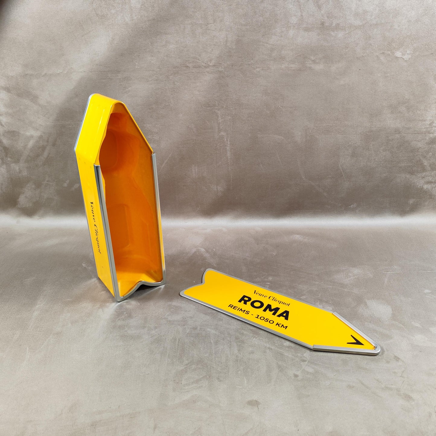 RARE Veuve Clicquot boite en métal orange panneau flèche ROMA Made in France Vintage 1990