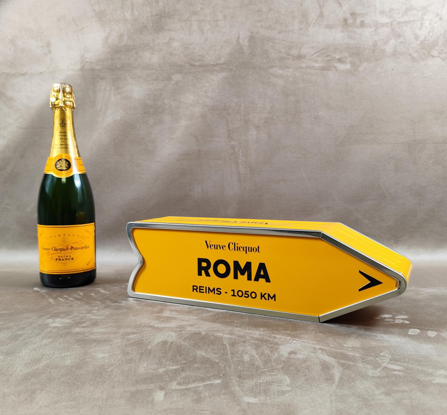 RARE Veuve Clicquot boite en métal orange panneau flèche ROMA Made in France Vintage 1990