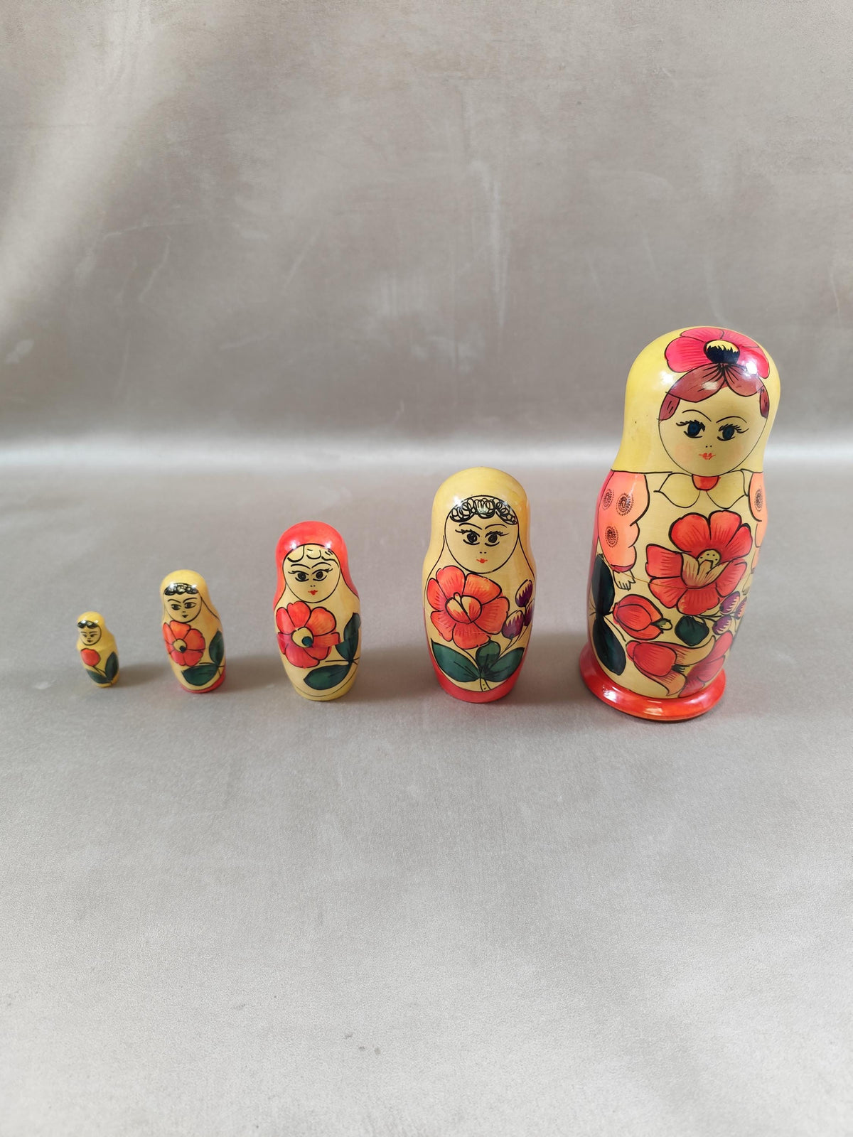 Ensemble de 5 Poupées Russes Matriochka en bois peint Vintage 1950