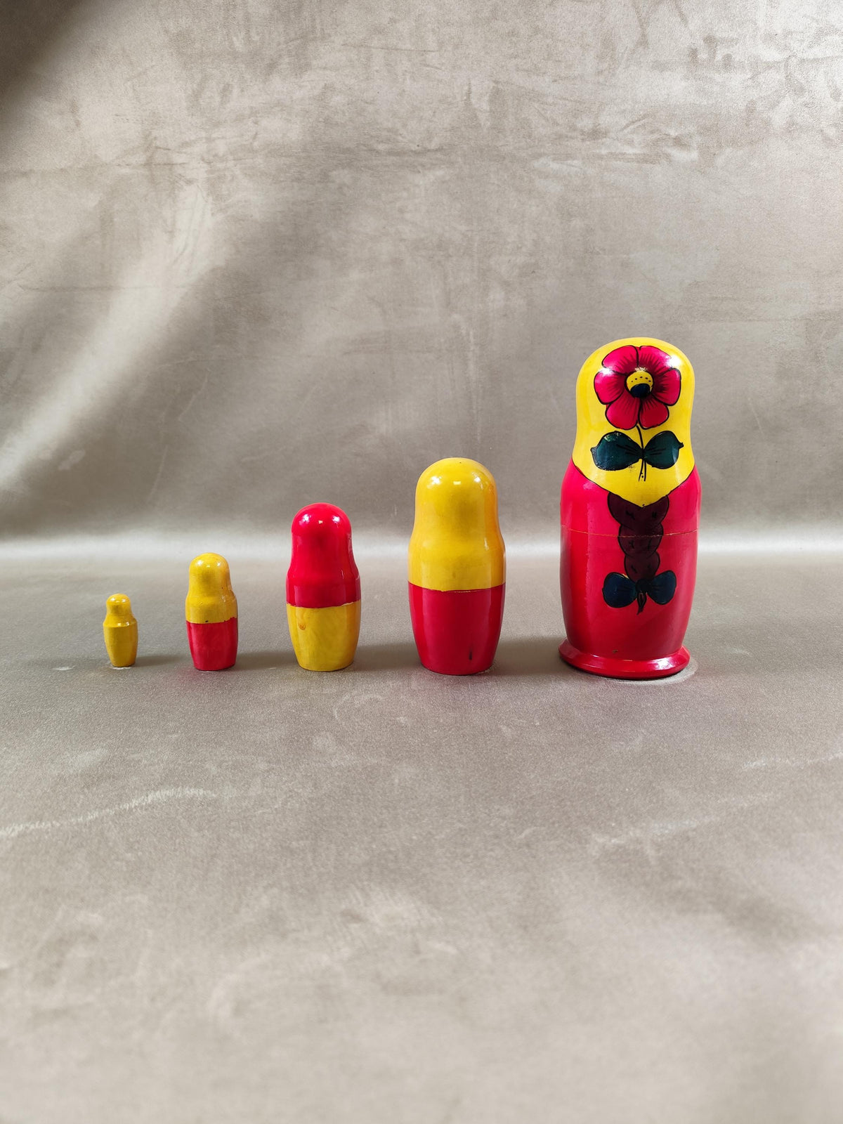 Ensemble de 5 Poupées Russes Matriochka en bois peint Vintage 1950