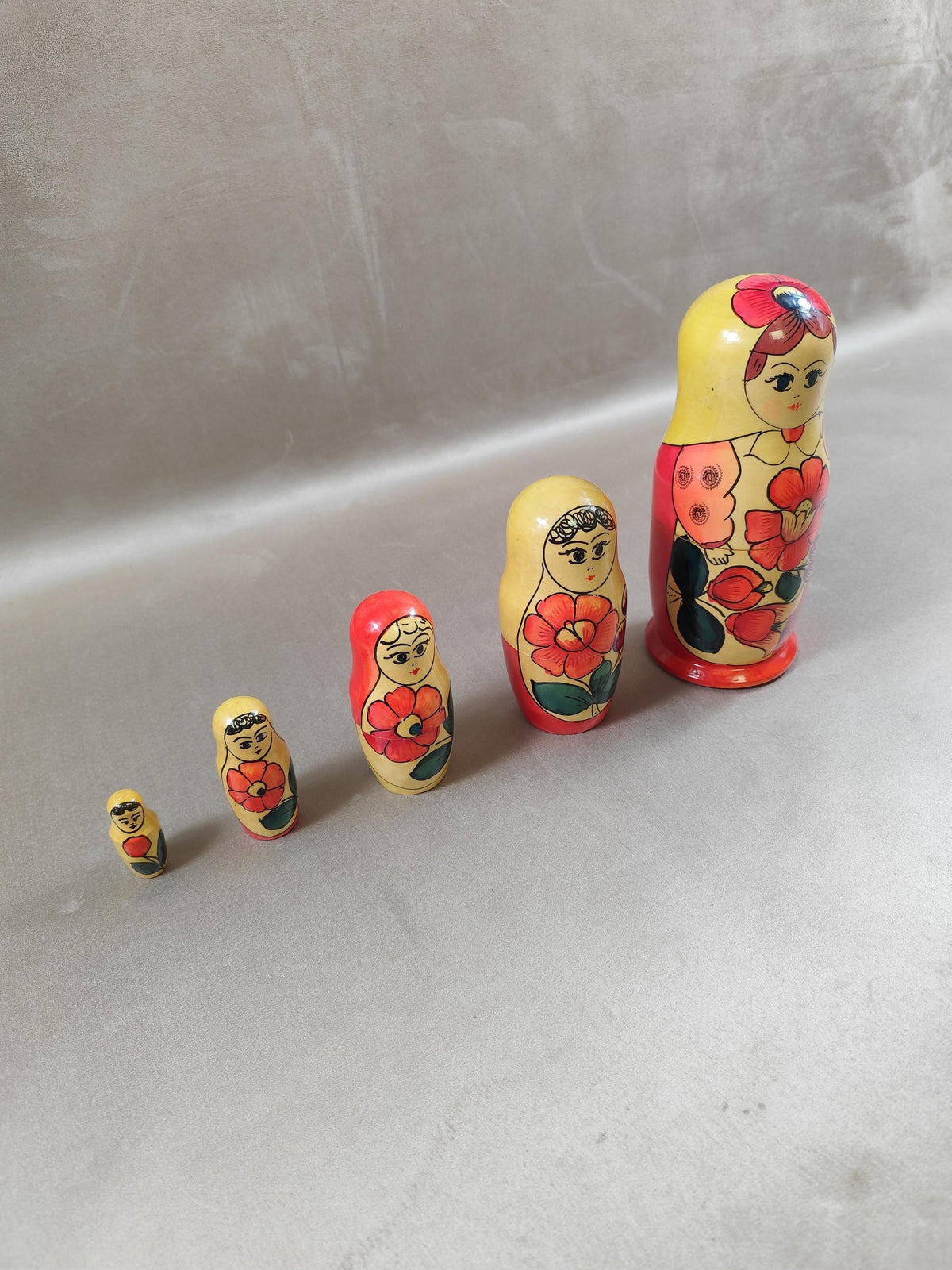 Ensemble de 5 Poupées Russes Matriochka en bois peint Vintage 1950