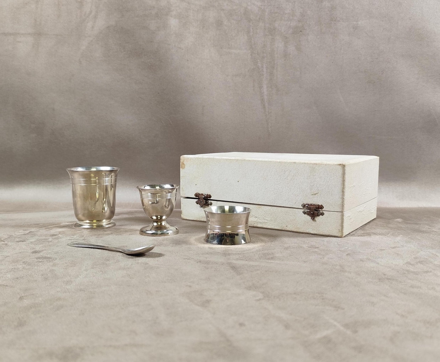 Ecrin Timbale de baptêmes, coquetier, cuillère rond de serviette en métal argenté Poinçon d'orfèvre Made in France Vintage 1900