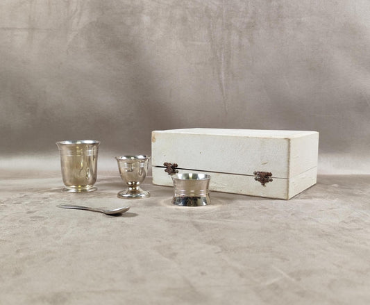 Ecrin Timbale de baptêmes, coquetier, cuillère rond de serviette en métal argenté Poinçon d'orfèvre Made in France Vintage 1900