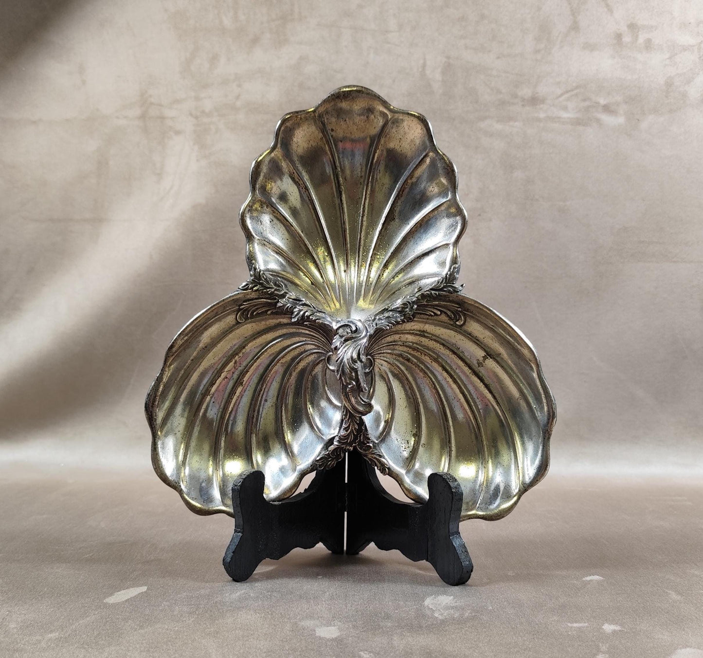 Plat apéritif en forme de coquillage en métal Made in France Vintage 1970