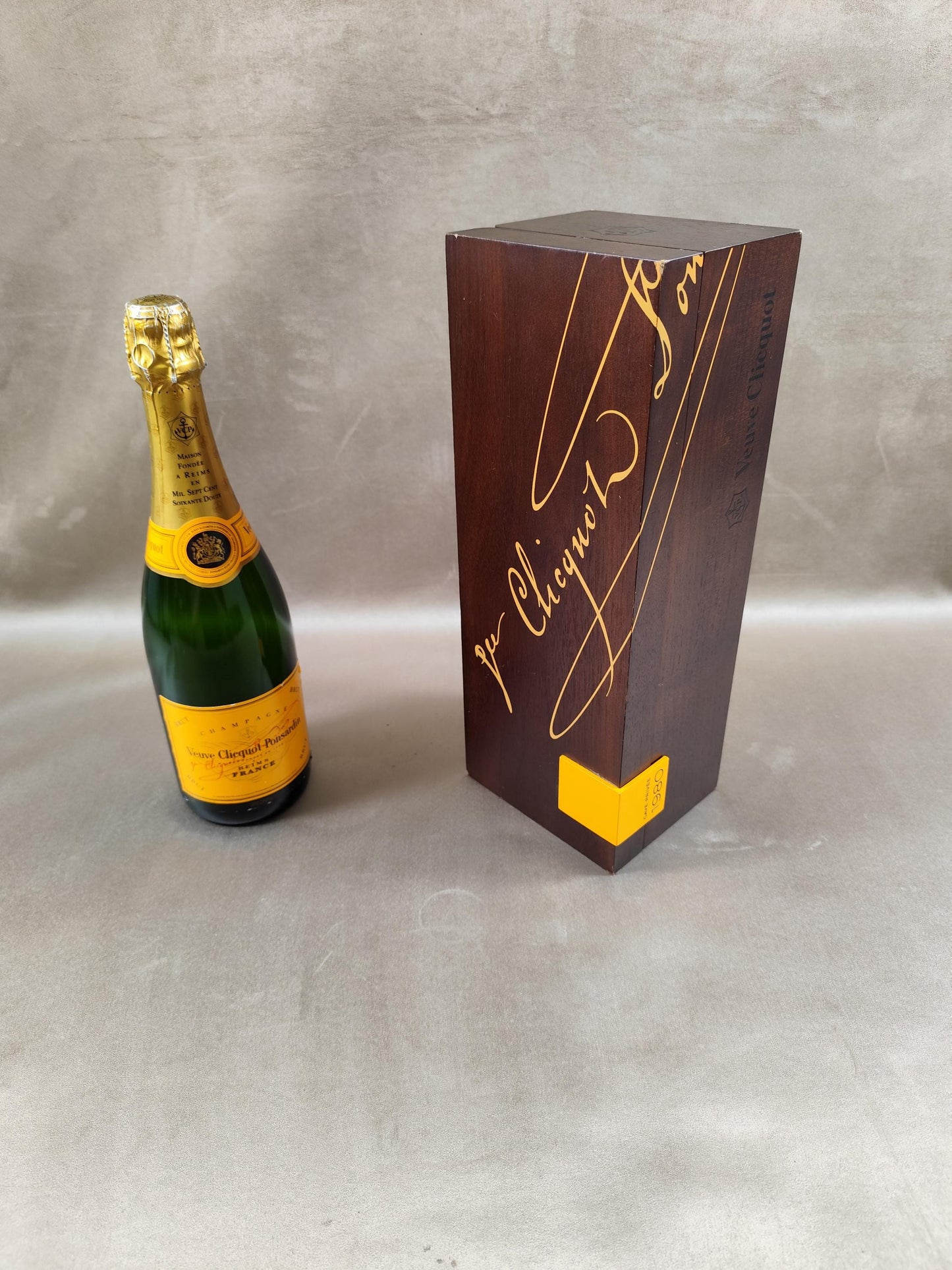 Caisse en bois pour Bouteille de Champagne Veuve Clicquot Ponsardin Made in France Vintage Cave privée 1980
