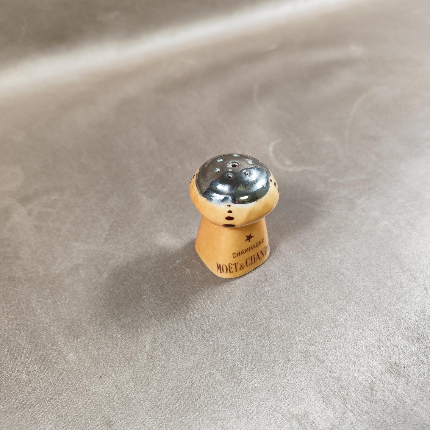 Salière Champagne Moët & Chandon en forme de bouchon Made in France Vintage 1980