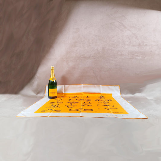 Foulard en soie Champagne Veuve Clicquot par Pierre Balmain Made in France Vintage 1970