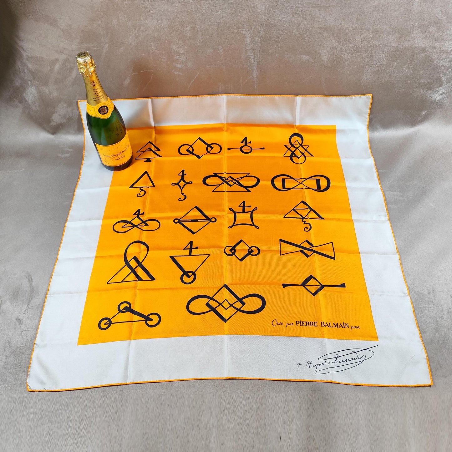Foulard en soie Champagne Veuve Clicquot par Pierre Balmain Made in France Vintage 1970