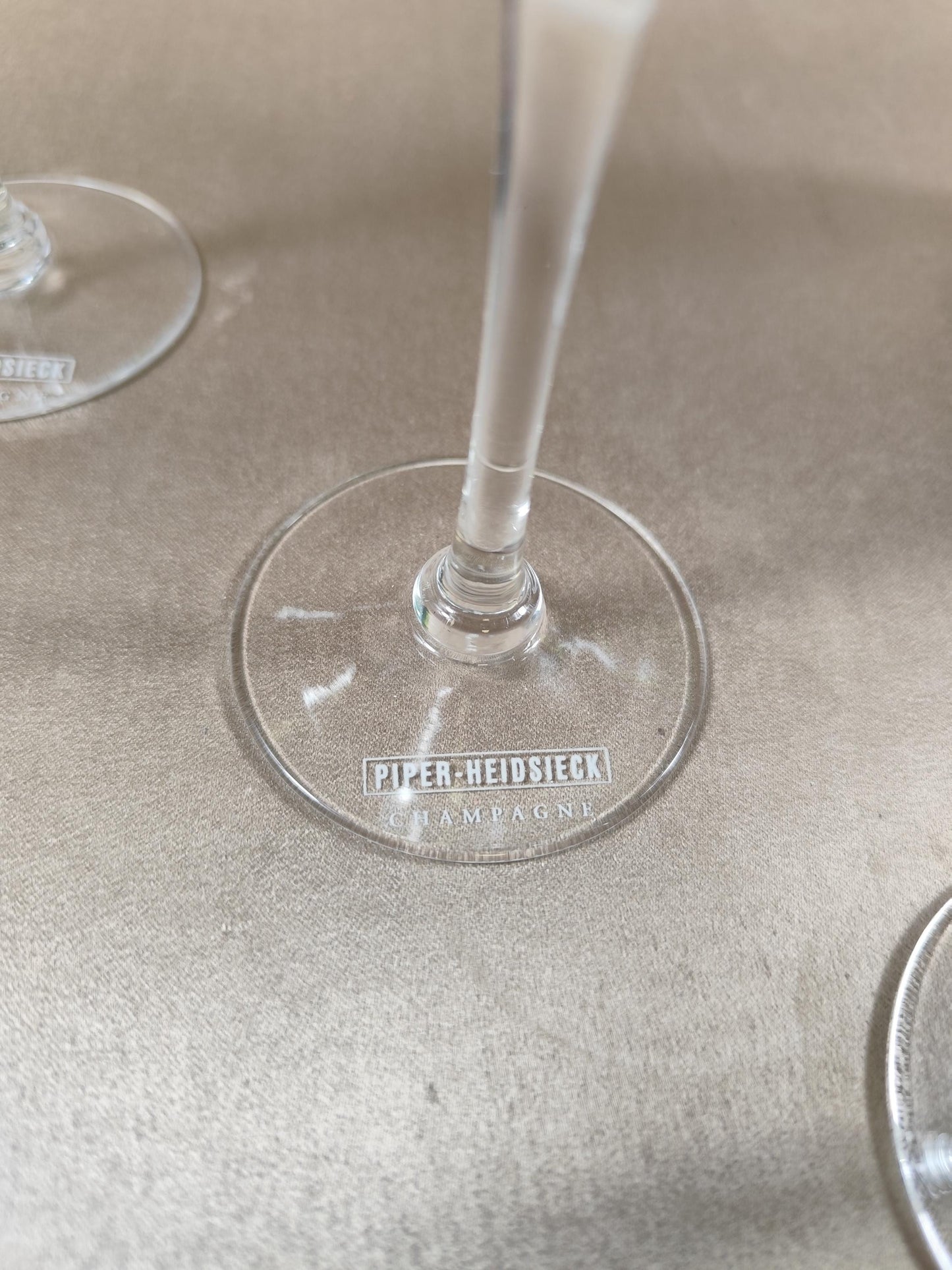 Lot de 6 flûtes à Champagne Piper-Heidsieck par Jean Paul Gaultier en cristal Made in France Vintage 1990