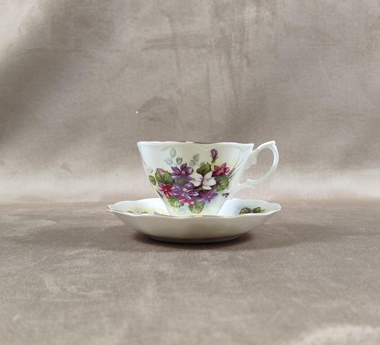 Tasse à thé à décor de fleurs Royal Albert Made in England Vintage 1970