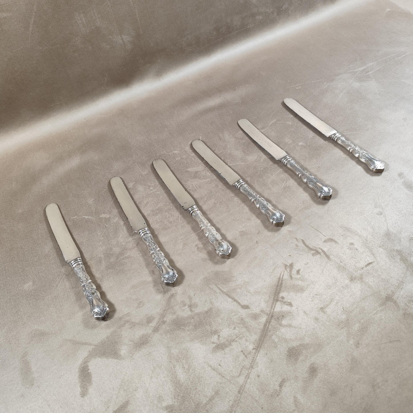 Lot de 6 couteaux en métal argenté WM Rogers Mfg  Made in USA Années 1950