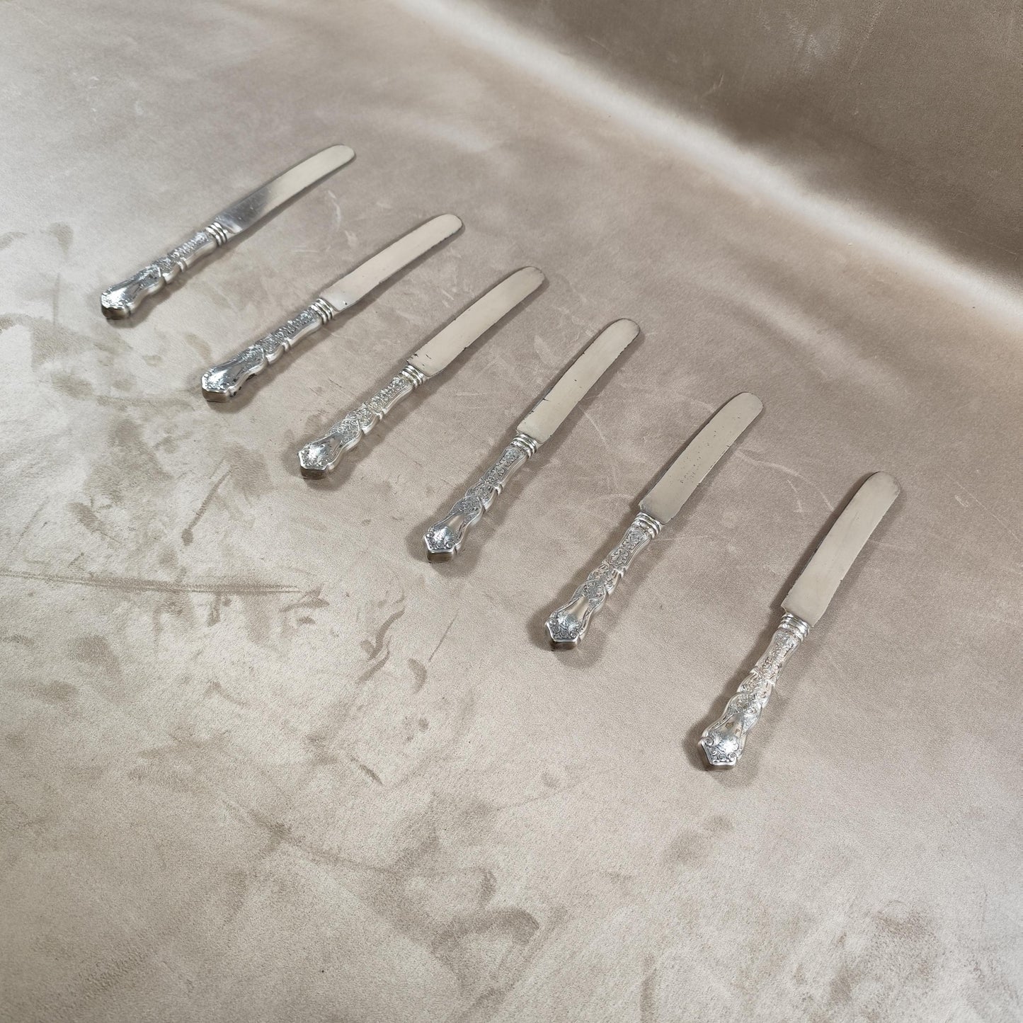 Lot de 6 couteaux en métal argenté WM Rogers Mfg  Made in USA Années 1950