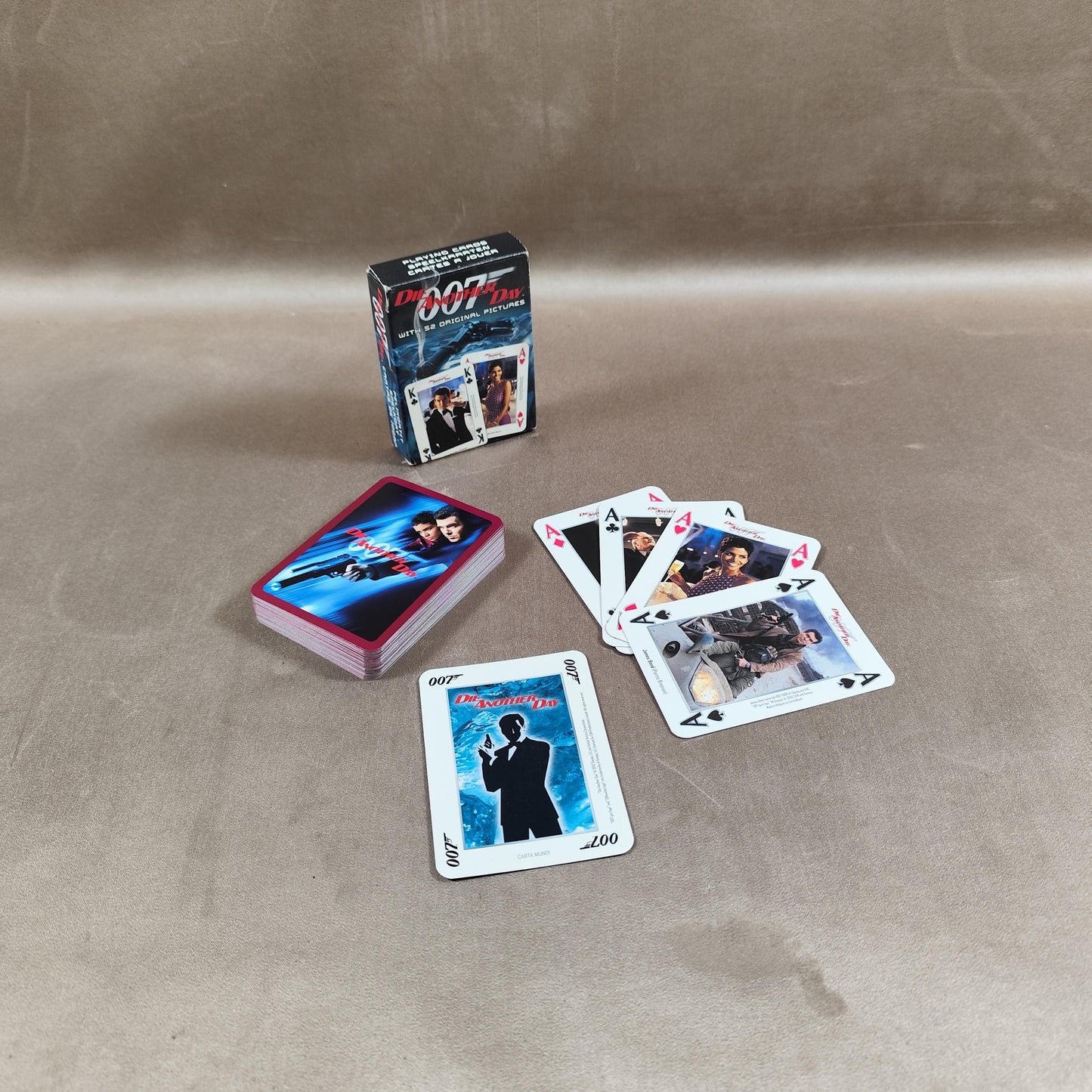 Jeu de 54 cartes James bond 007 Meurs un autre jour (Die Another Day) Made in France Vintage 2000