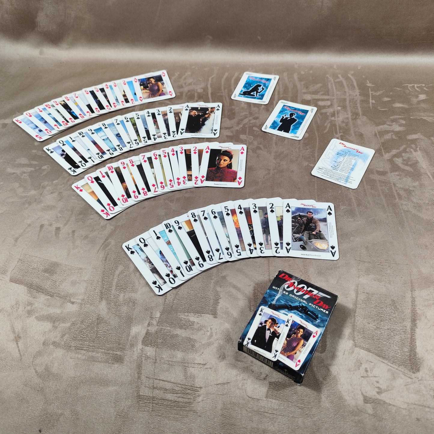 Jeu de 54 cartes James bond 007 Meurs un autre jour (Die Another Day) Made in France Vintage 2000