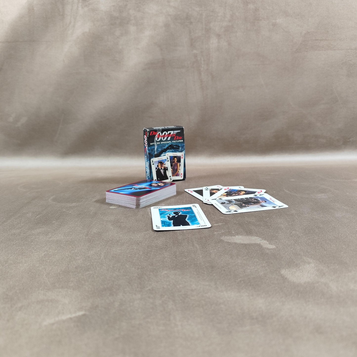 Jeu de 54 cartes James bond 007 Meurs un autre jour (Die Another Day) Made in France Vintage 2000