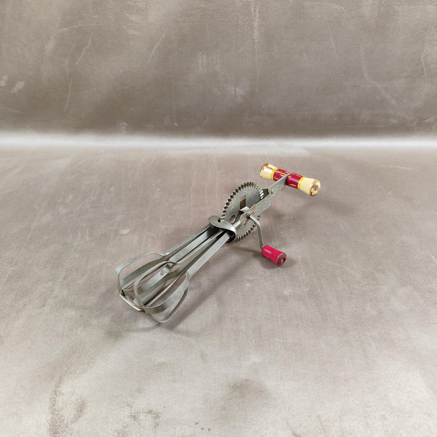 Batteur à œuf à manche en bois Made in France Vintage 1950