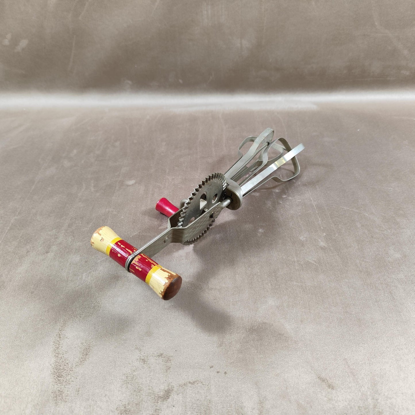 Batteur à œuf à manche en bois Made in France Vintage 1950